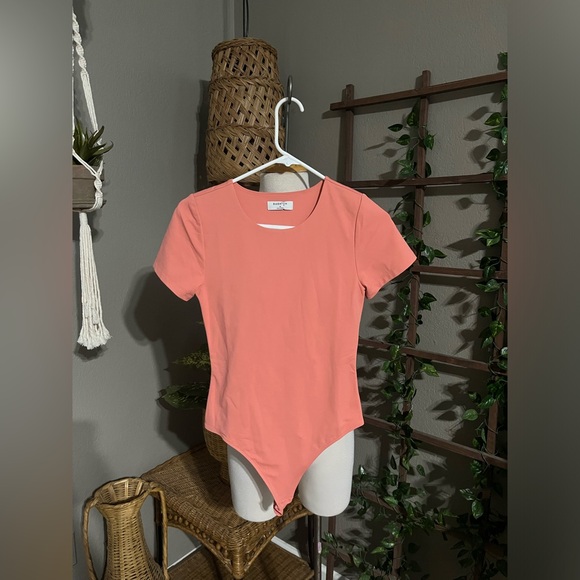 ▫️Aritzia Babaton Contour Crewneck Peach Coral Short Sleeve Bodysuit - Picture 1 of 5